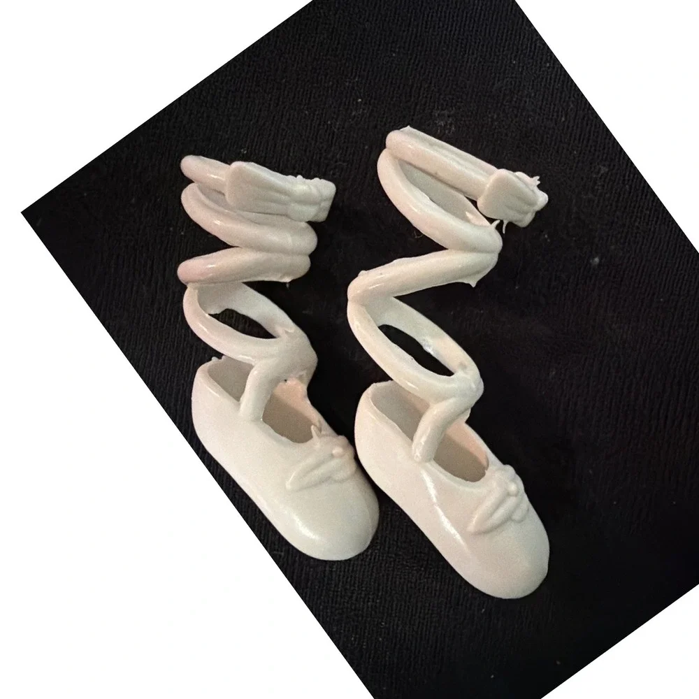Barbie 12 Dancing Princesses White Ballerina Ballet Shoes‎ Spiral Lace Up